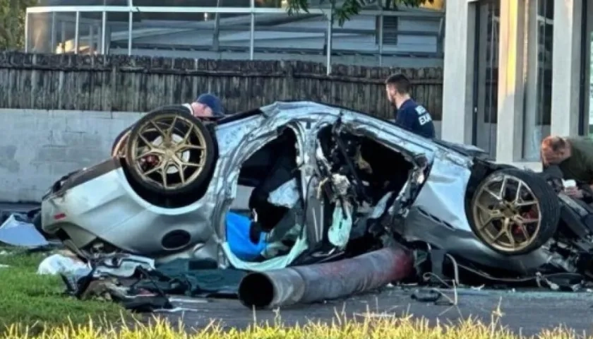 Así quedó el auto deportivo que tres adolescentes robaron y en el que se estrellaron.