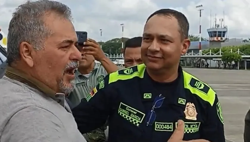 El ganadero Salim Haddad es saludado por el comandante de la Policía, coronel Gabriel García.de Montería, coronel 
