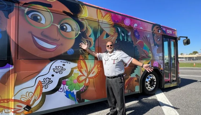 Autobús decorado con personajes de la película animada 'Encanto'. 