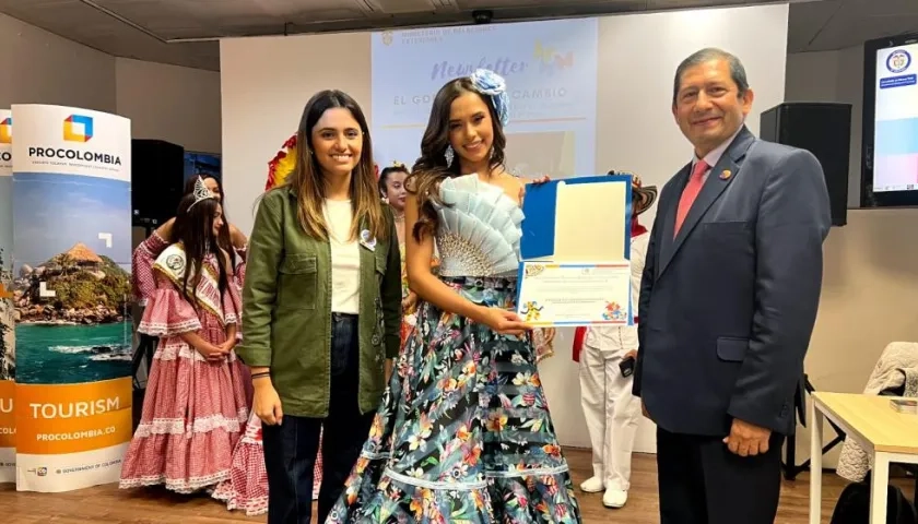 Entrega del reconocimiento a Natalia De Castro.
