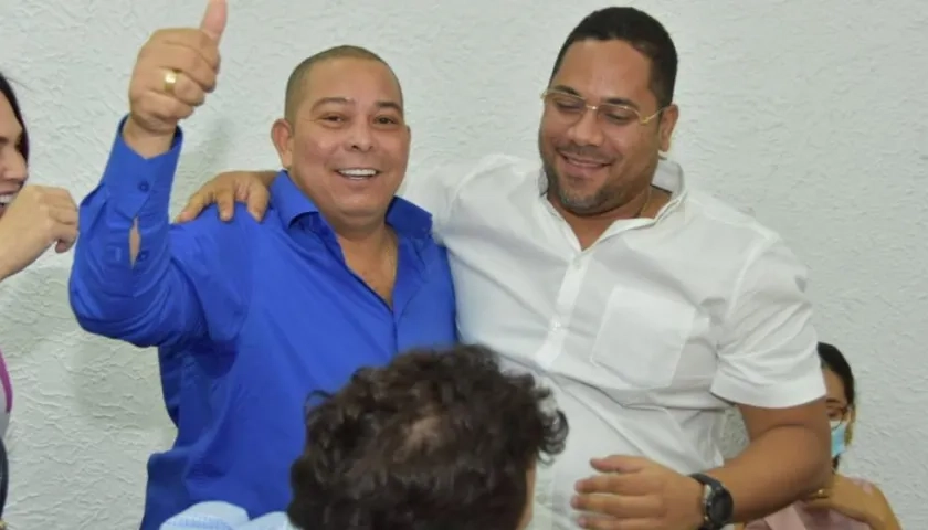 El presidente del Concejo, Juan Carlos Ospino, saluda al nuevo presidente de la mesa directiva, Leyton Barrios.