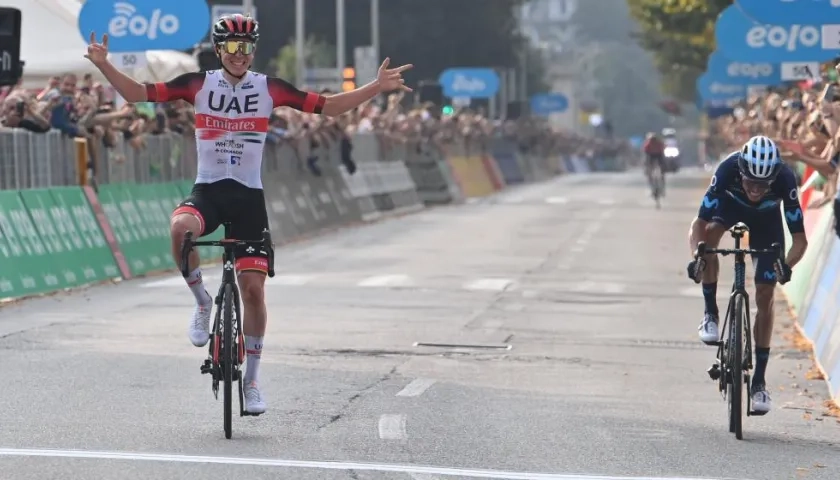 Tadej Pogacar cruza la línea por delante de Enric Mas. 