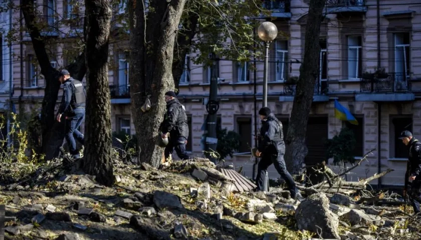 Agentes de policía caminan entre los escombros tras un bombardeo en el centro de Kiev este lunes. 