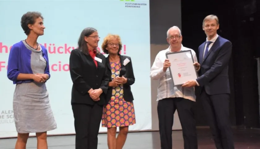 Entrega del reconocimiento. 