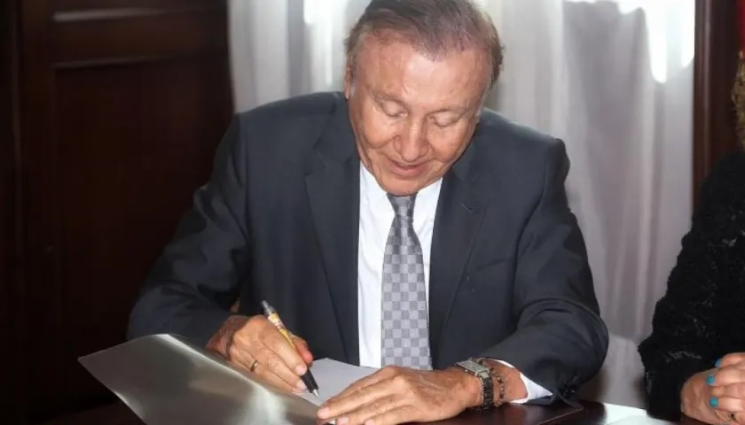 Rodolfo Hernández, senador.