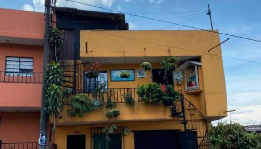 La víctima cayó desde el tercer piso de este inmueble.