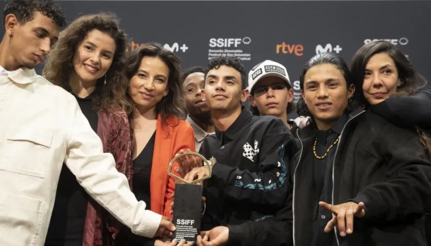 Equipo de 'Los reyes del mundo' con La Concha de Oro.