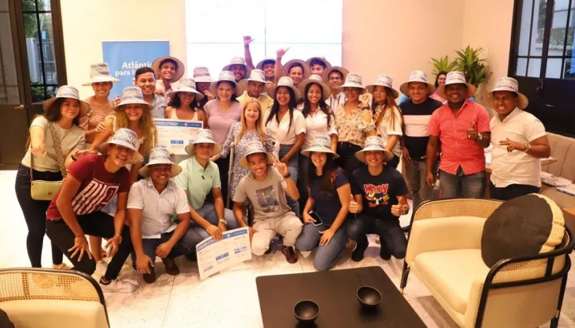 Gobernadora Elsa Noguera junto a los jóvenes del departamento. 