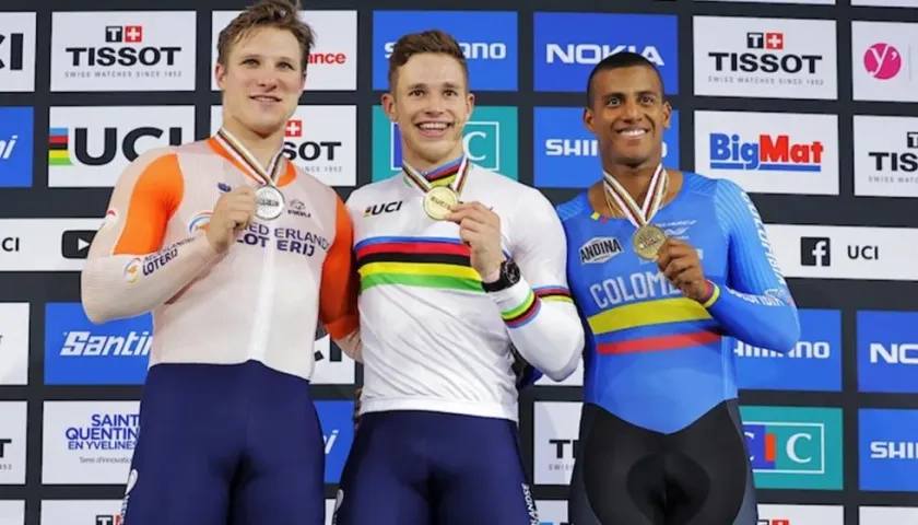 Kevin Santiago Quintero con la medalla de bronce. 