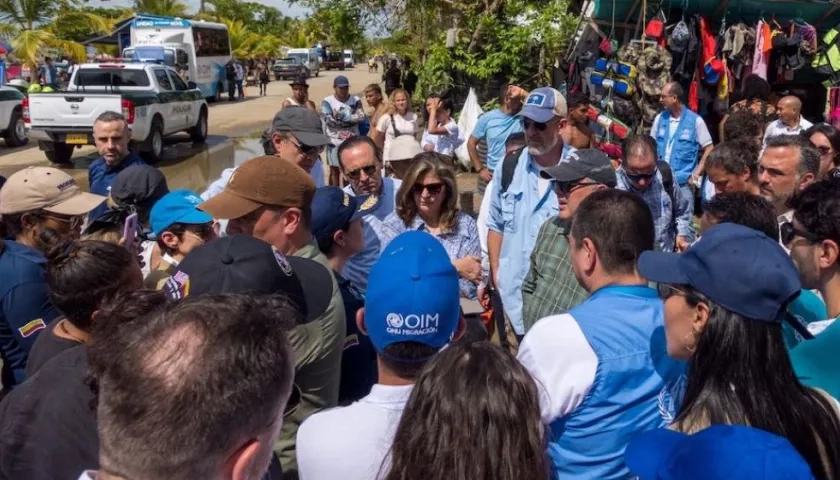 El Embajador estadounidense durante su visita a la crítica zona.