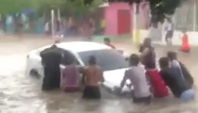 Automóvil sumergido en la creciente. 