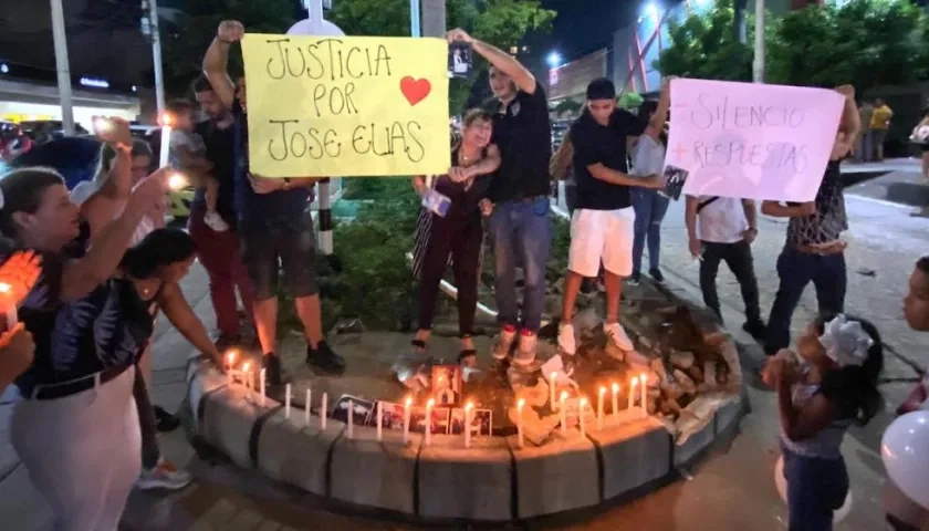 Velatón en el lugar del accidente para clamar justicia.