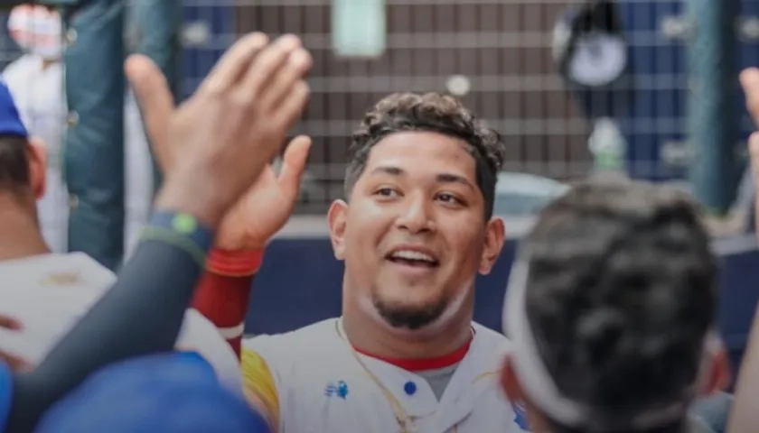 Jair Camargo celebra tras su cuadrangular. 