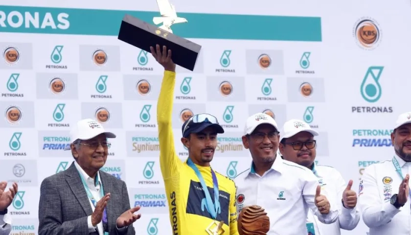 Iván Ramiro Sosa, con el trofeo del campeón. 