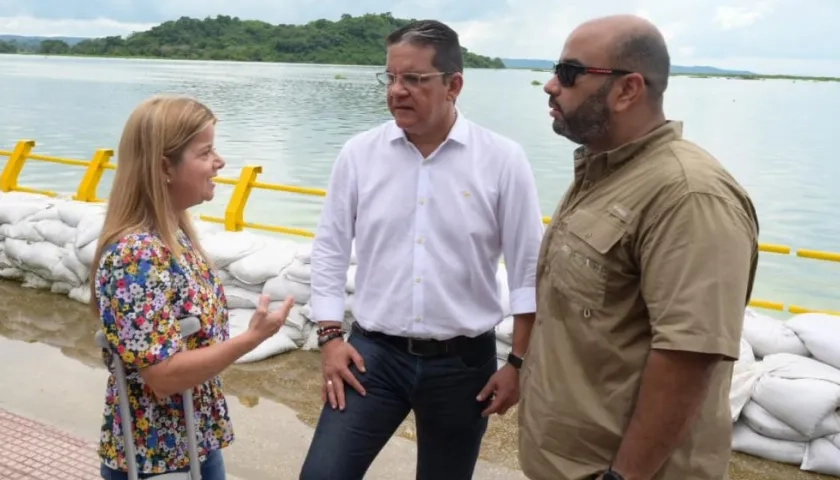 La gobernadora Elsa Noguera, el alcalde de Sabanalarga, Jorge Manotas, y el director de la CRA, Jesús León.