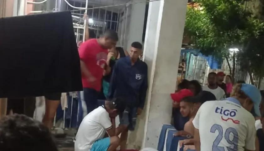 Familiares y amigos de Glenda Nayibe Parra Arenas, en el sitio del atentado.