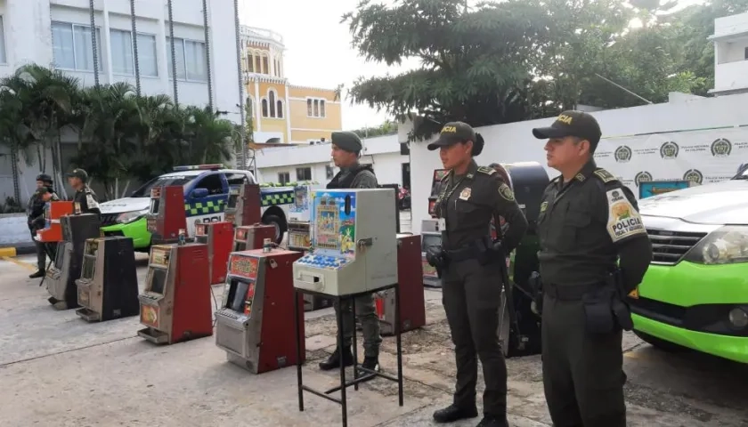 Máquinas tragamonedas incautadas. 