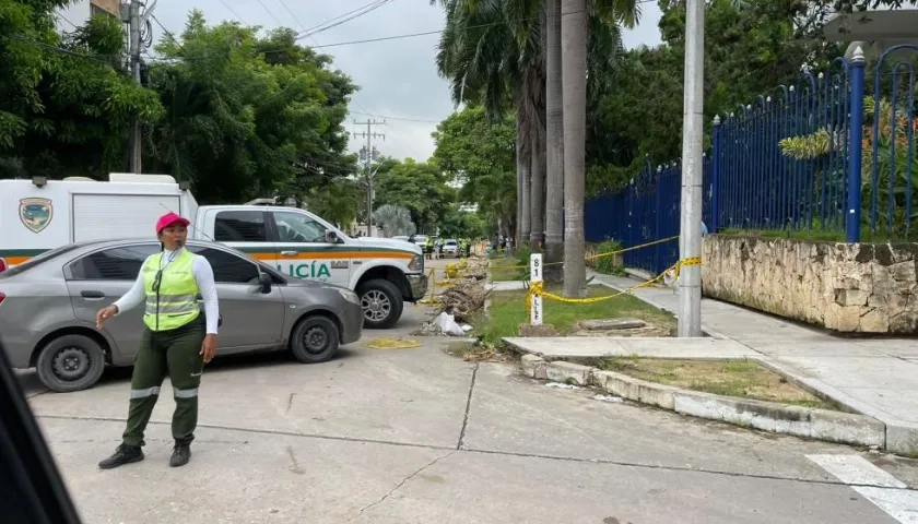 La Policía de Tránsito y Transporte llegó el lugar para realizar la inspección del cuerpo. 