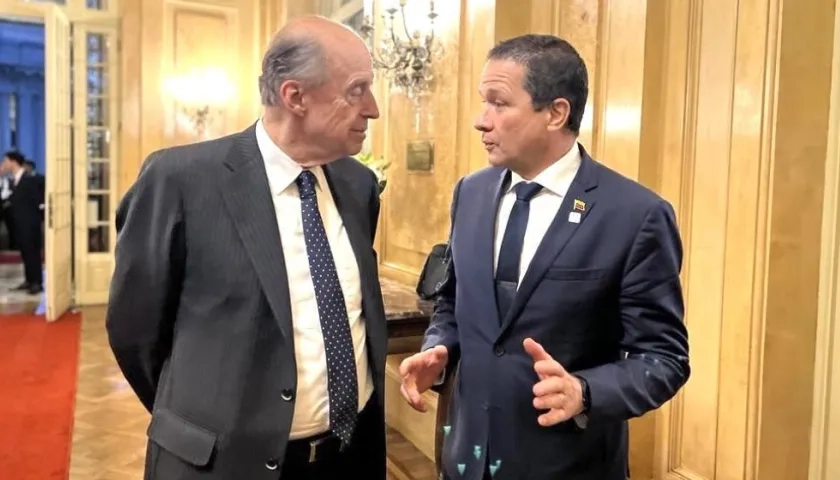 Los Cancilleres Alvaro Leyva y Carlos Faría.