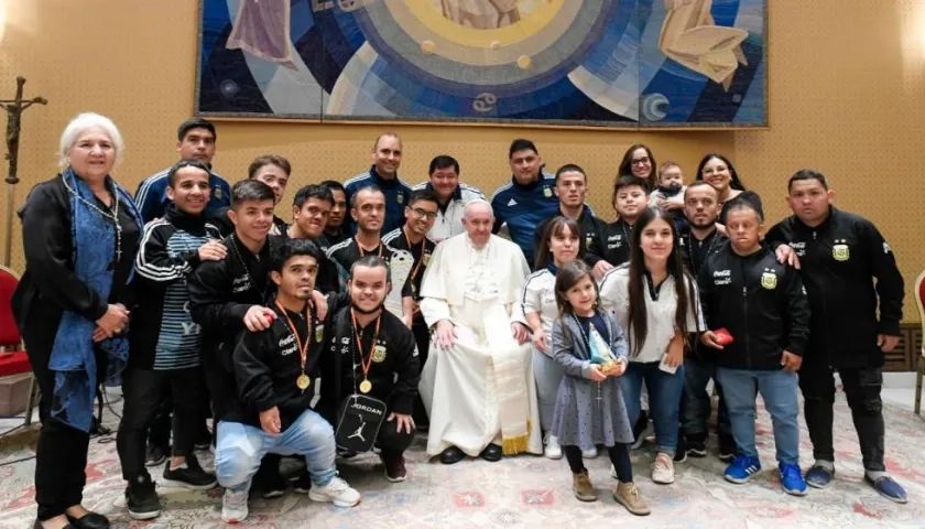 Papa Francisco con el equipo argentino de talla baja. 