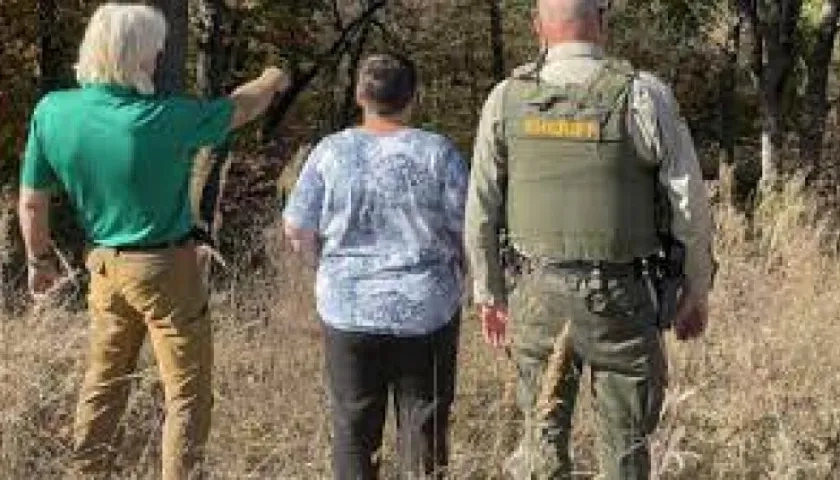 Lucy Studey junto con el adiestrador de perros de cadáveres.