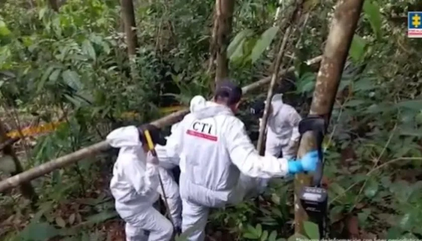 Investigadores en el sitio en el que hallaron el cuerpo del niño Maximiliano Tabares, desaparecido el 20 de septiembre pasado.