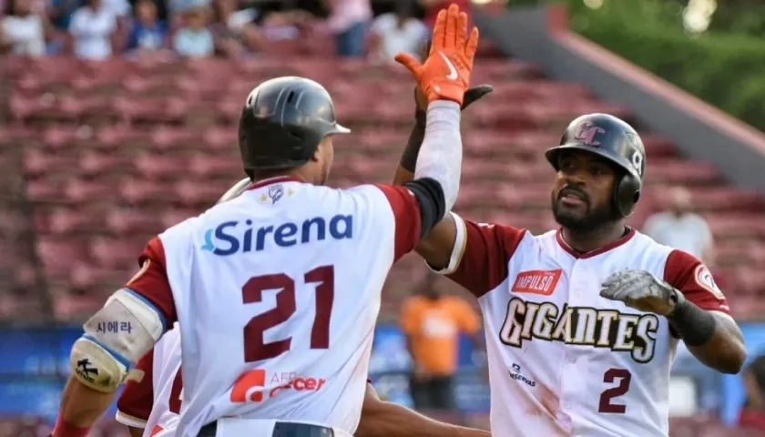 Tito Polo celebra con un compañero. 