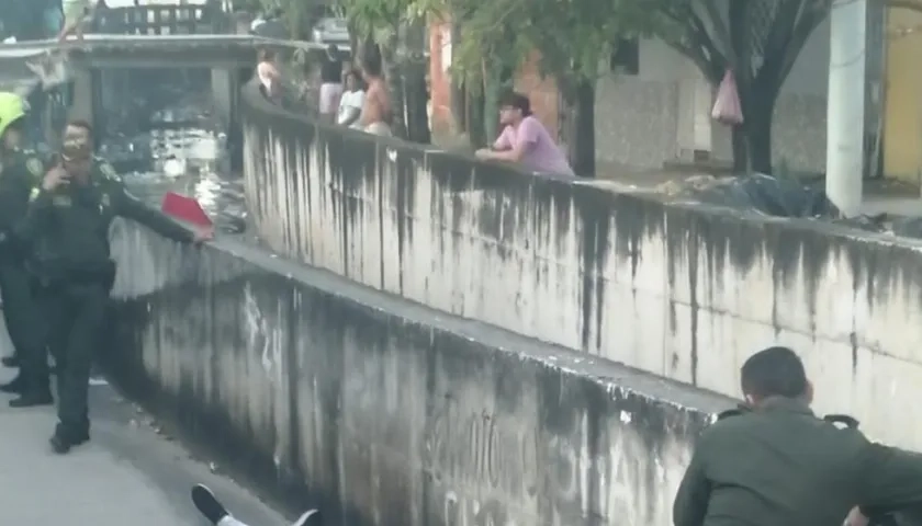 La Policía hizo presencia en el lugar en donde fue hallado el cuerpo sin vida de un hombre.