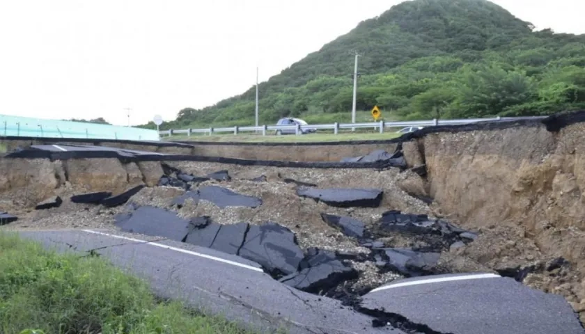 Vía al Mar afectada por deslizamientos.