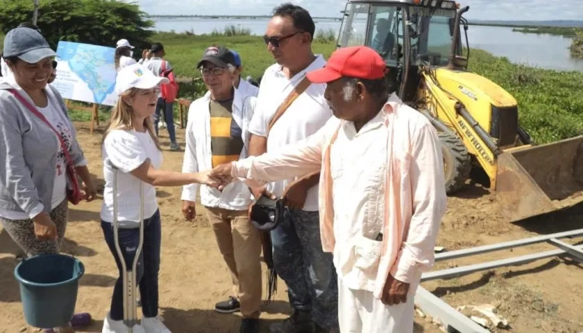 La Gobernadora Elsa Noguera inspeccionando los trabajos.