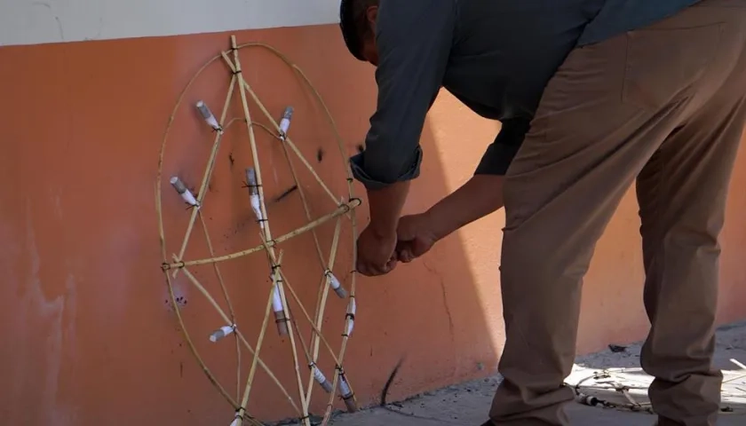 Un hombre enciende una rueda pirotécnica con motivo del Día de Muertos en Mitla, estado de Oaxaca.
