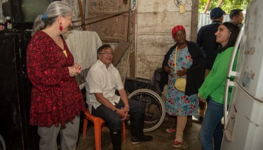 El Presidente con potenciales beneficiarios del programa ‘Cambia mi casa’.