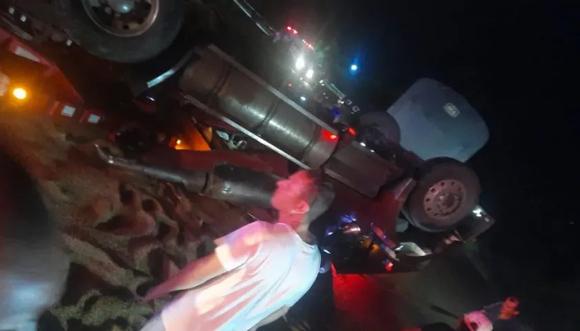 Tractocamión volcado en la Oriental.