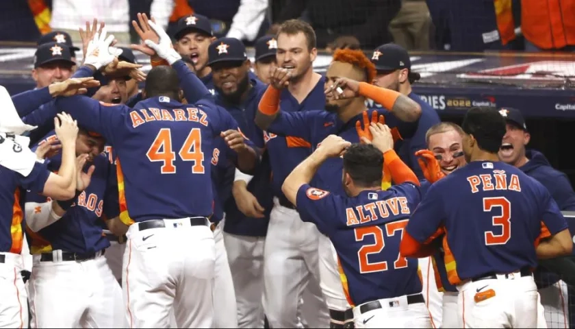 Peloteros de Astros de Houston celebrando el jonrón definitivo de Yordan Álvarez.