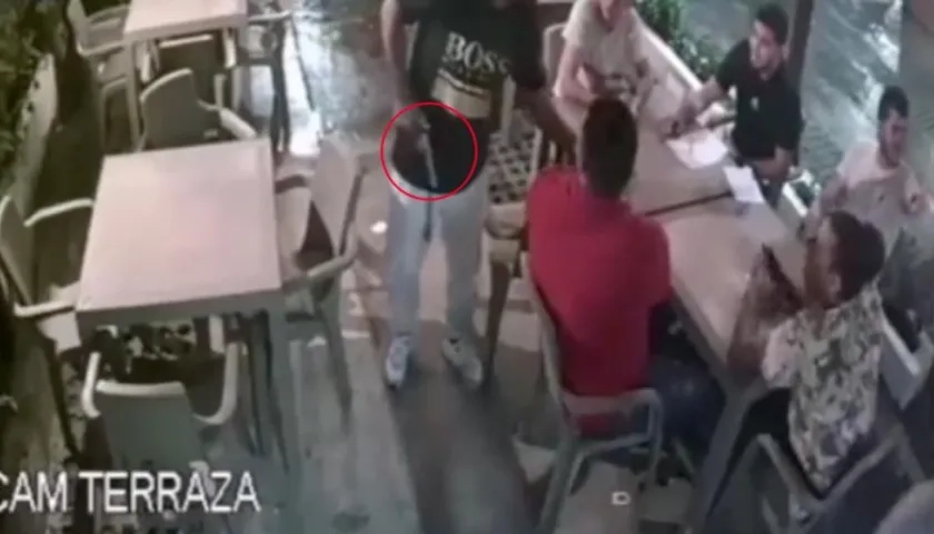 Momento en que ocurrió el atraco en la terraza del restaurante. 