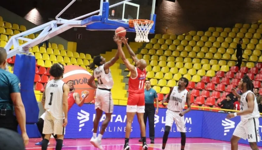 Acción en el tablero de Ernesto Oglivie. 