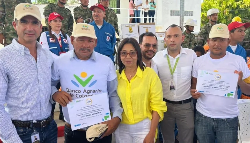 El presidente del Banco Agrario, la alcaldesa de Piojó y campesinos beneficiados.