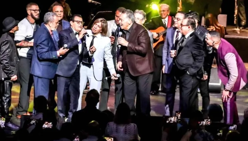 Ismael Miranda cantando durante su homenaje.