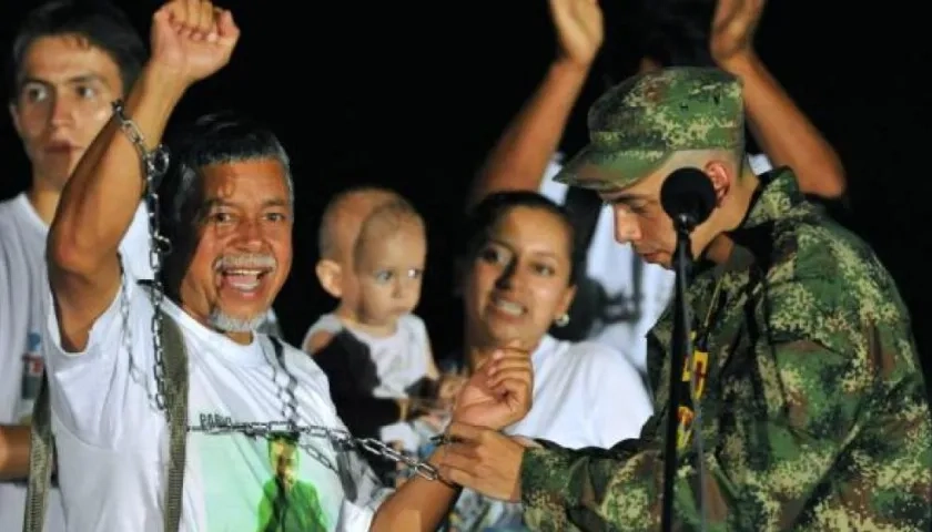 Gustavo Moncayo, con su hijo, el día de la liberación del militar.