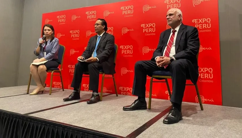 Amora Carbajal, Roberto Sánchez y Félix Denegri.