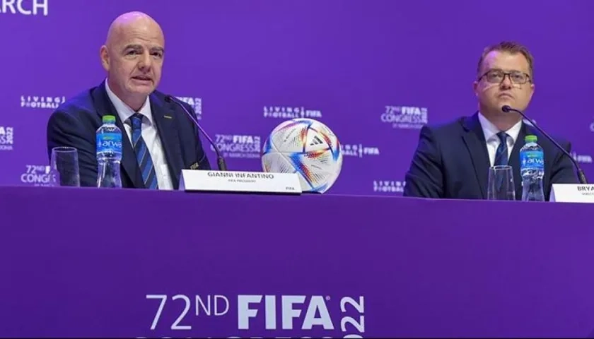 Bryan Swanson (der.) y  Gianni Infantino.