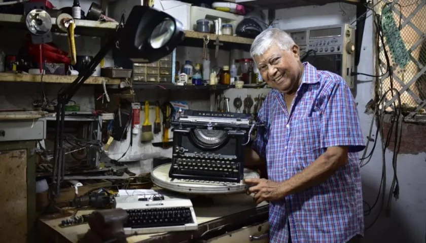 José Arcón, propietario del famoso Taller Arcón, en su casa en el norte de Barranquilla.