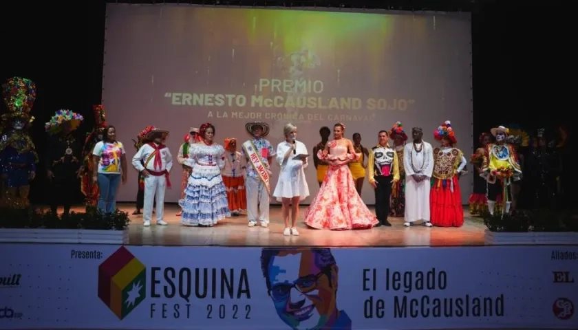 Sandra Gómez, gerente de Carnaval S.A.S, y los Reyes del Carnaval 2023.