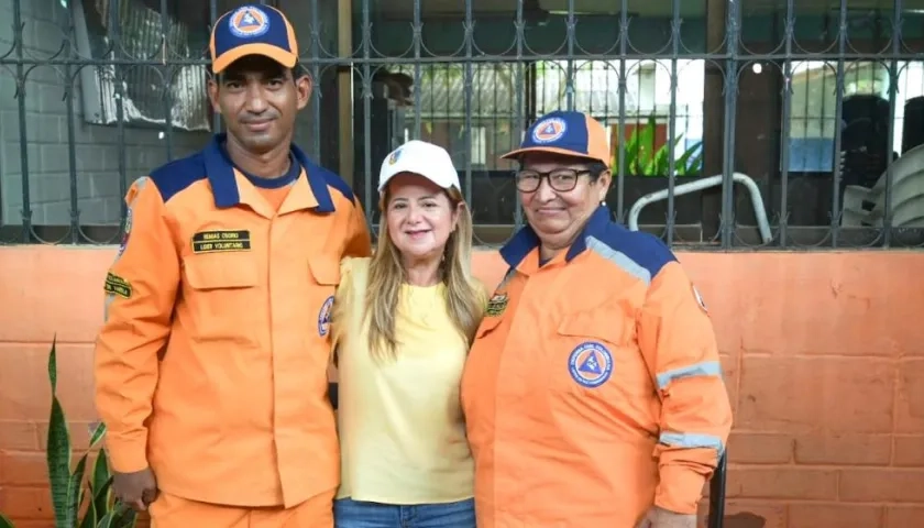 La Gobernadora Elsa Noguera con voluntarios de la Defensa Civil.
