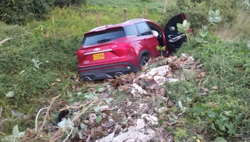Tras el impacto la camioneta se salió de la vía.
