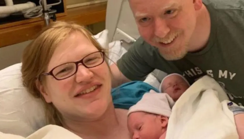 Timothy y Lydia Ridgeway con los recién nacidos.