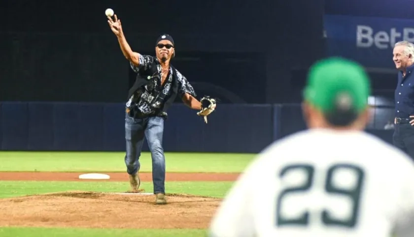 Lanzamiento de la primera bola a cargo de Cuba Gooding Jr., en el Édgar Rentería.