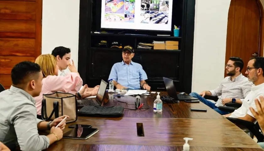 El alcalde William Dau y algunos de sus secretarios, con directivos de Puerta de Oro de Barranquilla.