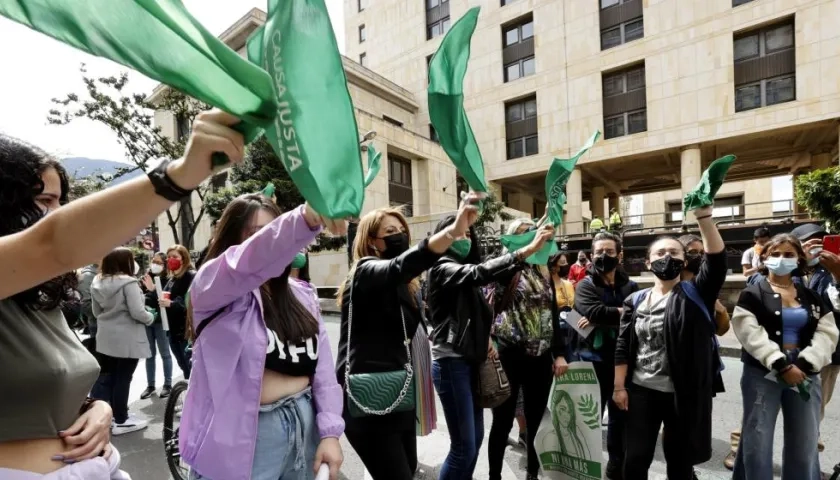 Integrantes del movimiento feminista 'Causa Justa' protestan frente a la Corte Suprema de Justicia,