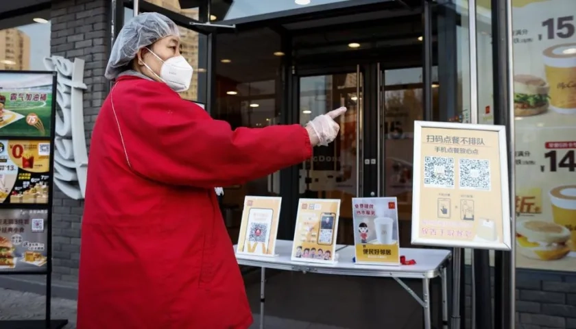 Puesto de información sobre el coronavirus en el exterior de un restaurante en Pekín.